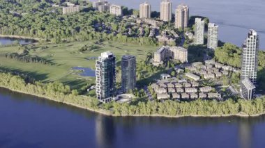 Ile-des-Soeurs Adası konut binaları, köprü ve gün batımında trafik, Montreal, Quebec, Kanada...