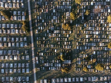 Güneş doğarken Katolik kilisesi ve mezarlığının insansız hava aracı görüntüsü. Sombor, Sırbistan, Avrupa