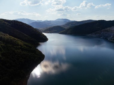 Sırbistan 'da virajlı yolları, kırsal evleri ve yeşil tepeleri olan Rovini Jezero barajının hava manzarası. g.