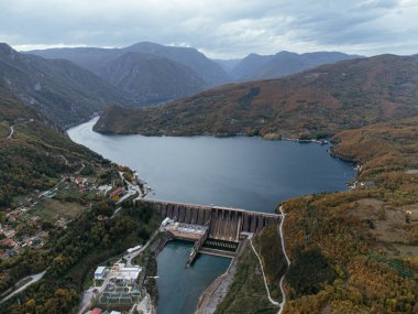 Sırbistan 'daki Tara Ulusal Parkı yakınlarındaki Drina Nehri' ndeki Perucac barajının sonbahar ormanıyla çevrili görüntüsü. C