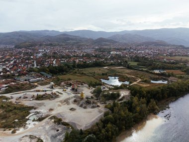 Sonbahar vadisinde nehrin yanındaki sarmal dağ yolunun hava manzarası. g.