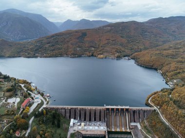 Sırbistan 'daki Tara Ulusal Parkı yakınlarındaki Drina Nehri' ndeki Perucac barajının sonbahar ormanıyla çevrili görüntüsü. C