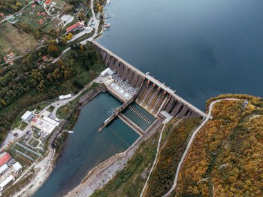 Sırbistan 'daki Tara Ulusal Parkı yakınlarındaki Drina Nehri' ndeki Perucac barajının sonbahar ormanıyla çevrili görüntüsü. C