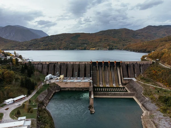 Sırbistan 'daki Tara Ulusal Parkı yakınlarındaki Drina Nehri' ndeki Perucac barajının sonbahar ormanıyla çevrili görüntüsü. C
