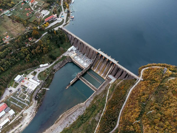 Sırbistan 'daki Tara Ulusal Parkı yakınlarındaki Drina Nehri' ndeki Perucac barajının sonbahar ormanıyla çevrili görüntüsü. C