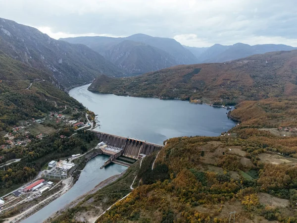 Sırbistan 'daki Tara Ulusal Parkı yakınlarındaki Drina Nehri' ndeki Perucac barajının sonbahar ormanıyla çevrili görüntüsü. C