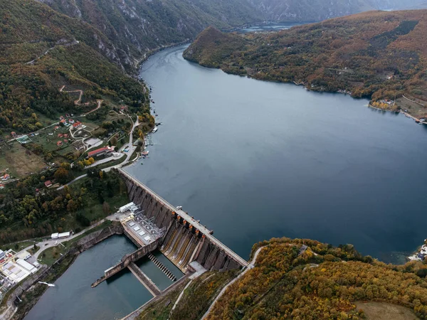 Sonbahar vadisinde nehrin yanındaki sarmal dağ yolunun hava manzarası. g.