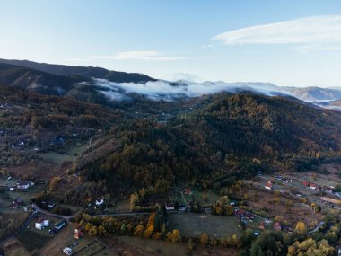 Sonbahar ormanı, kırsal vadi ve sabah sisiyle Sırbistan 'daki Tara dağlarının hava manzarası. g.