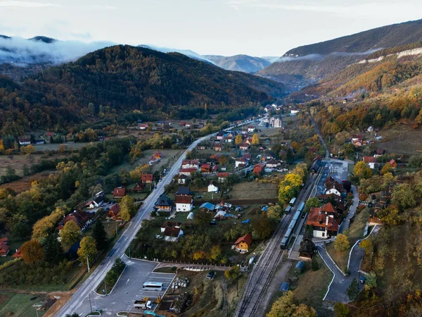 Sonbahar ormanı, kırsal vadi ve sabah sisiyle Sırbistan 'daki Tara dağlarının hava manzarası. g.