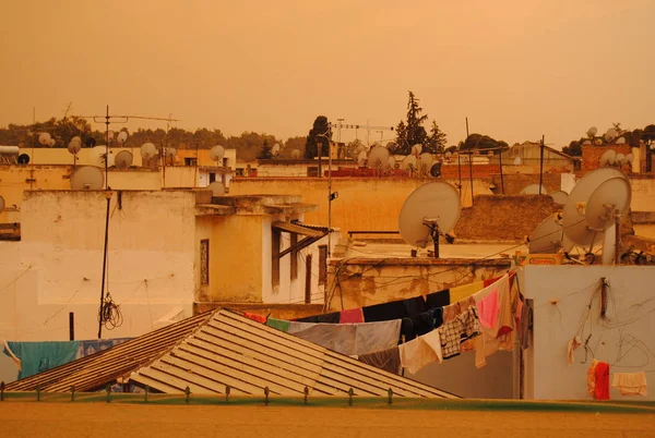 视图与尘土飞扬的黄色天空在太阳城的梯田和屋顶的日落期间 摩洛哥 — 图库照片