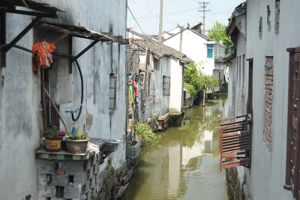 Floden Och Liten Kanal Över Suzhou Med Landsbygdens Traditionella Hus Royaltyfria Stockfoton