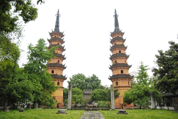 2 kuleleri Shuang Ta, Suzhou, Çin