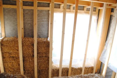 İtalya 'nın Marche bölgesinde inşaat sırasında Strawbale ev inşaatı