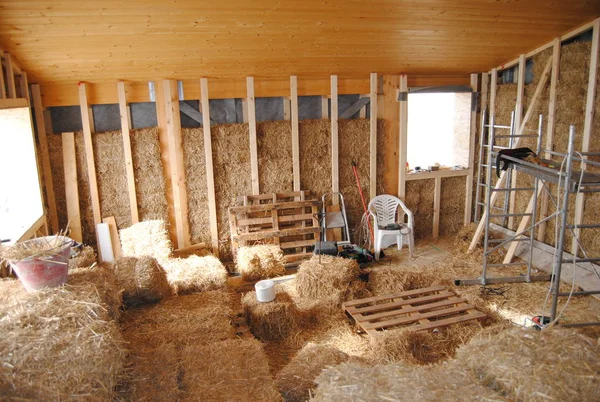 İtalya 'nın Marche bölgesinde inşaat sırasında Strawbale ev inşaatı