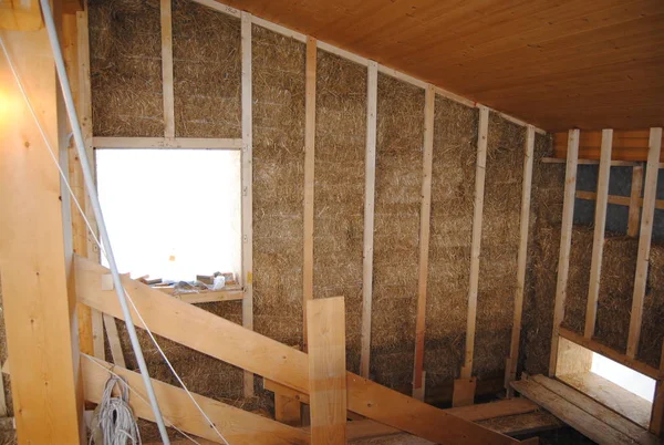 İtalya 'nın Marche bölgesinde inşaat sırasında Strawbale ev inşaatı