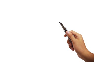 Erkek el bıçak izole arka plan ve kopya alanı ile açık bir paslı kesici tutarak