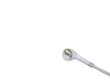 bir hasar earphone izole arka plan ve kopya alanı ile