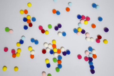 Gradyan tatlı renk ponponları beyaz arkaplana yay