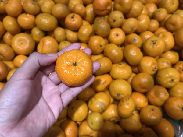 Mężczyzna Ręka Trzymać Świeże Pomarańcze Rynku — Zdjęcie stockowe