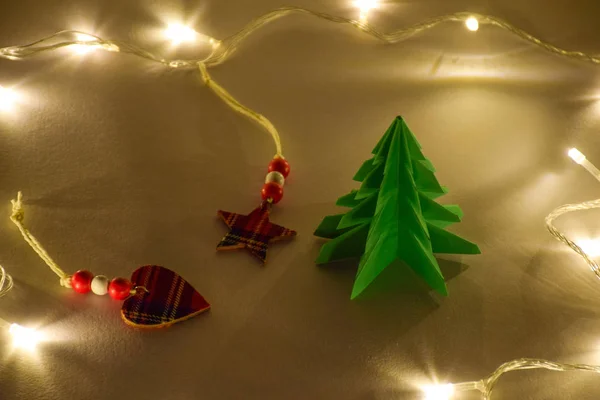 Різдвяна Ялинка Шотландським Серцем Зіркою Жовтому Теплому Світлі — стокове фото