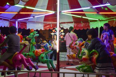 Bangkok Tayland 22 Kasım 2018 gece üniversiteli çocuk Festivali oynamak bir atlıkarınca