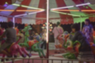 Soyut bulanıklık görüntü çocuk oyun atlıkarınca için arka plan kullanım, gece Festivali'nde vintage