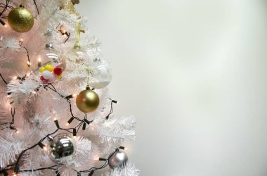 Beyaz Noel ve topları, pom poms çam dalları ile kopya alanı üzerinde