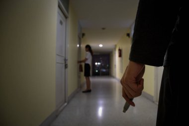 Hırsız ya da hırsız elinde bıçak olan, geceleri kapıyı açan, insanlara odaklanan, suç kavramına odaklanan iş kadınlarına bakan biri.