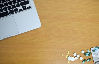 basit yukarıdan tıp uyuşturucu hap ve tablet bilgisayarınızın ahşap arka plan üzerinde