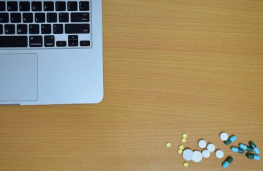 basit yukarıdan tıp uyuşturucu hap ve tablet bilgisayarınızın ahşap arka plan üzerinde