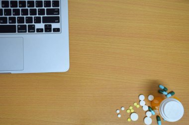 basit yukarıdan tıp uyuşturucu hap, şişe ve tablet bilgisayar ahşap arka plan üzerinde