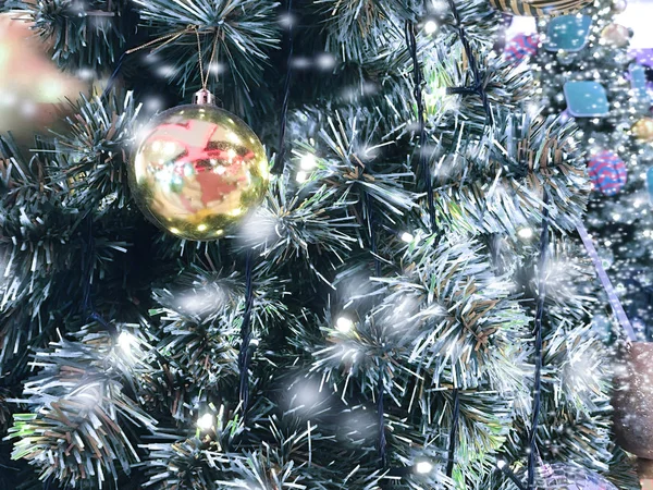 Bola Navidad Colgando Árbol Con Efecto Nieve — Foto de Stock