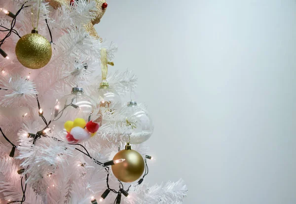 Natal Branco Bolas Pom Poms Ramos Abeto Com Espaço Cópia — Fotografia de Stock