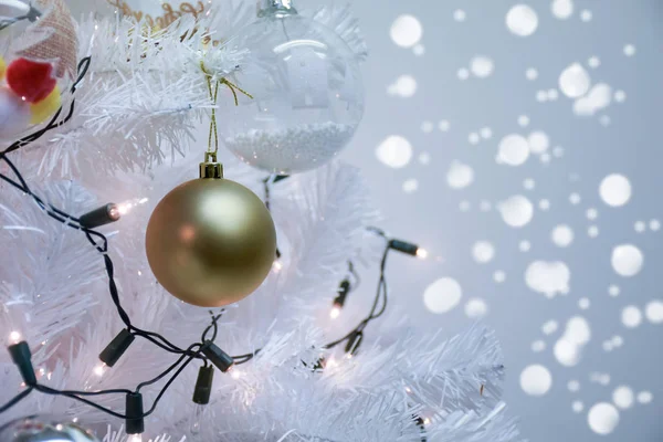 Närbild Vit Jul Och Guldbollen Fir Grenar Med Bokeh Bakgrund — Stockfoto