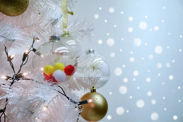 Beyaz Noel ve pom poms çam dalları bokeh arka plan ile topa kapatın