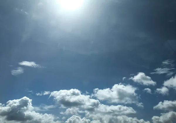 Ben Mavi Gökyüzü Bulut Araba Penceresinden Görmek — Stok fotoğraf