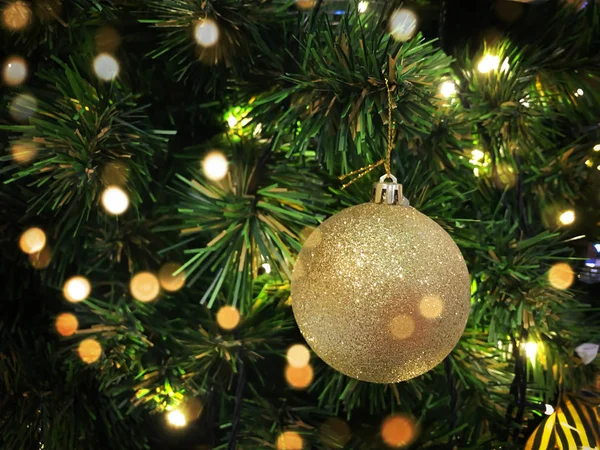 Cerca Bola Navidad Colgando Árbol Con Concepto Cálido Bokeh Oro Fotos de stock libres de derechos