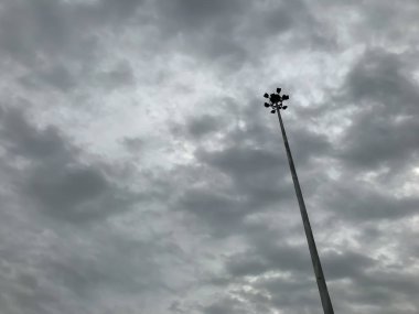 Sokak lambası veya gökyüzü arka plan için fırtına öncesi gelen yağmur bulutu ile sokak ışık