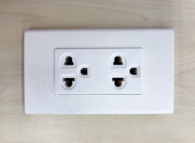 closeup elektrik soketine ve ahşap masa