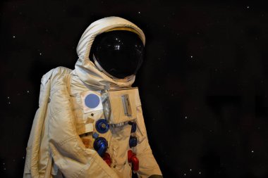 Astronaunt düşük açılı atış ve yıldız arka plan