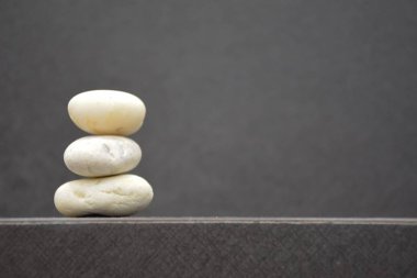 Tablo kopya ile dengeli taşlar uzay ve yaratıcı bir fikir kavramı için arka plan bulanıklık