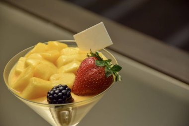 Bir bardak lüks tatlı tatlı, seçici odaklanma ve bulanık bir arka plan.