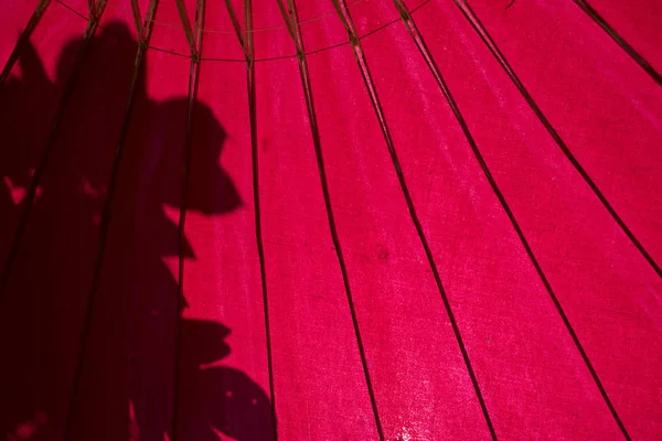 特写镜头下古色古香的红色亚洲伞 — 图库照片