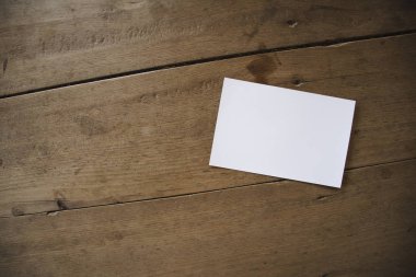 eski ahşap arka plan üzerinde beyaz kartpostal ya da kağıt üstten görünüm