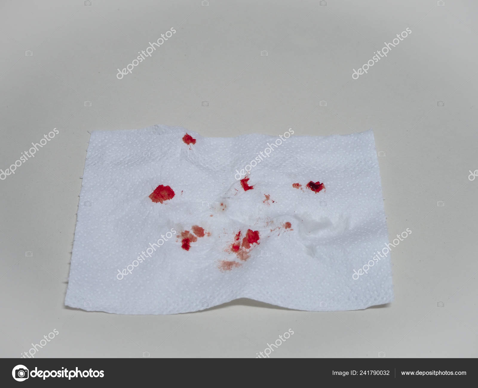 Foto muntah darah di tisu