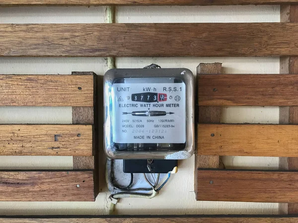Watt saat elektrik metre ölçüm aracı ahşap duvar üzerinde
