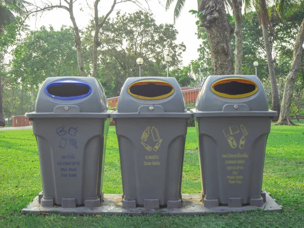 taze yeşil park ile üç bin geri dönüşüm, yeniden kullanmak ve sembol azaltmak