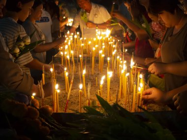 Yanan tütsü ve mum dünyaca Bucha günde tencere koyarak insanların