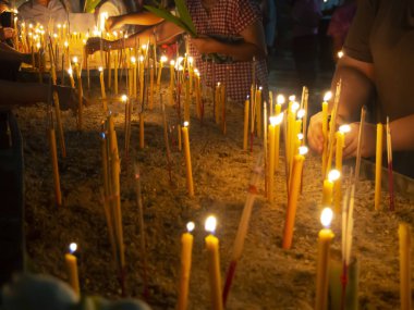 Yanan tütsü ve mum dünyaca Bucha günde tencere koyarak insanların