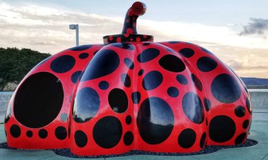 Japonya'da Pop sanatıdır. Yayoi Kusama tarafından oluşturulan sembolik ve efsanevi Red kabak olduğunu. 